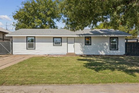 Photo of 303 N Delphine Street, Terrell, TX 75160 (MLS # 21243938)