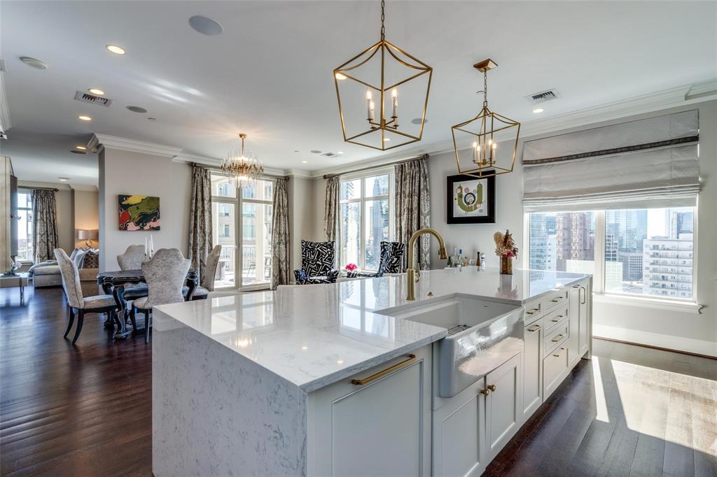 2555 N Pearl Street 1402