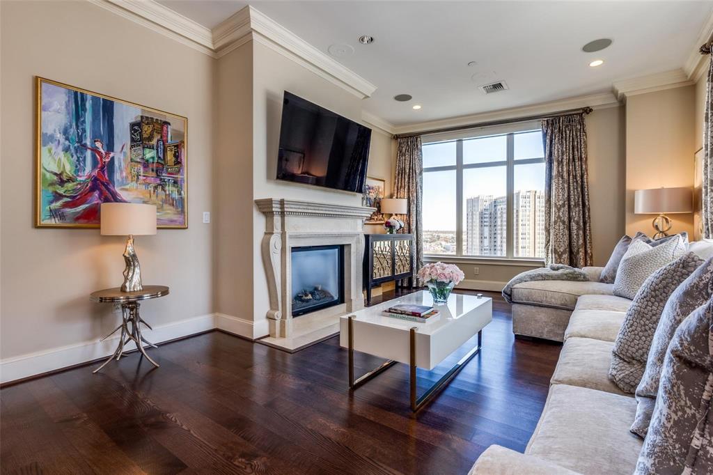 2555 N Pearl Street 1402