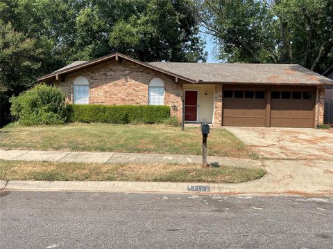 Photo of 2302 Mercedes Road, Denton, TX 76205 (MLS # 21258518)
