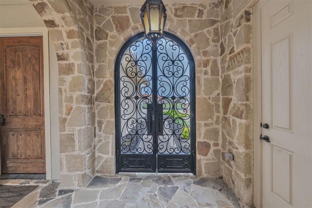 10035 Lakeside Drive