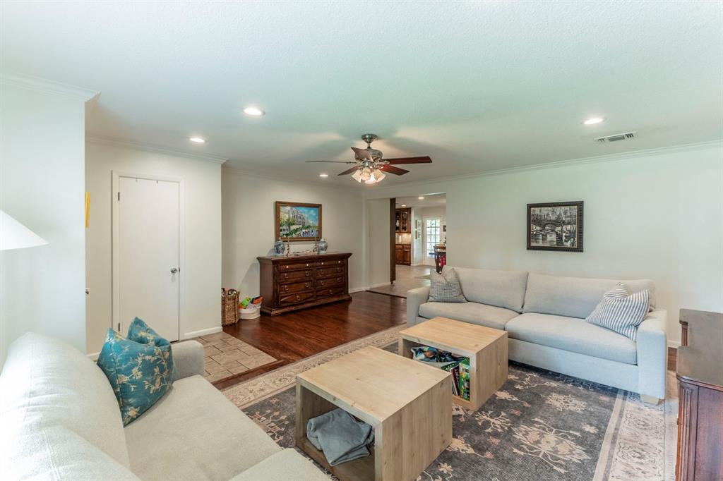 4128 Selkirk Drive W