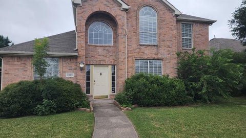 Photo of 3920 Windford Drive, Plano, TX 75025 (MLS # 21334704)