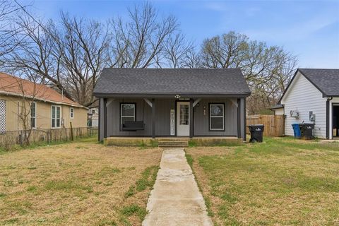 Photo of 1046 W Collins Street, Denison, TX 75020 (MLS # 21198150)