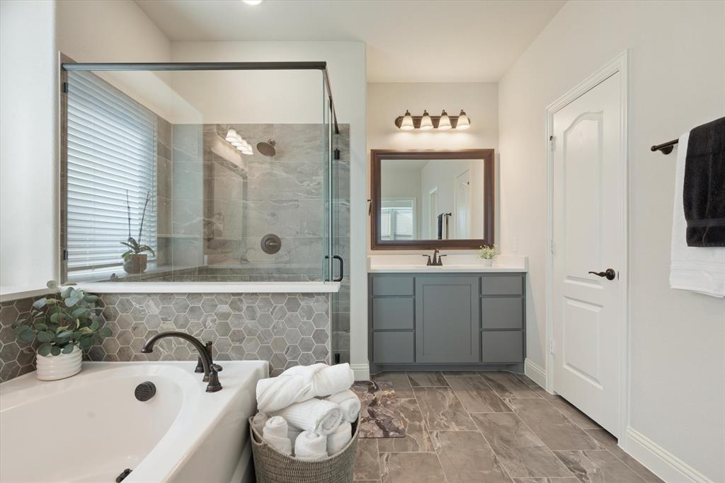 Midlothian, Texas 76065, United States, 4 Bedrooms Bedrooms, ,4 BathroomsBathrooms,Residential,Pending,39871