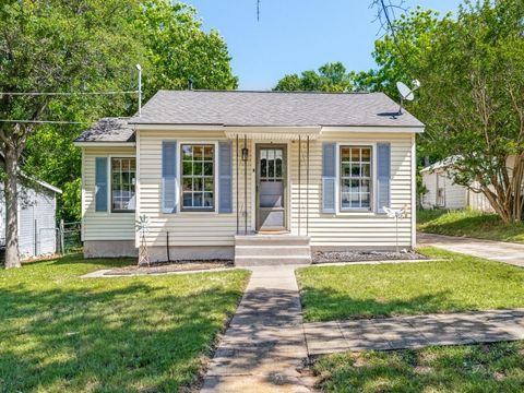 Photo of 1109 W Hanna Street, Denison, TX 75020 (MLS # 21272253)