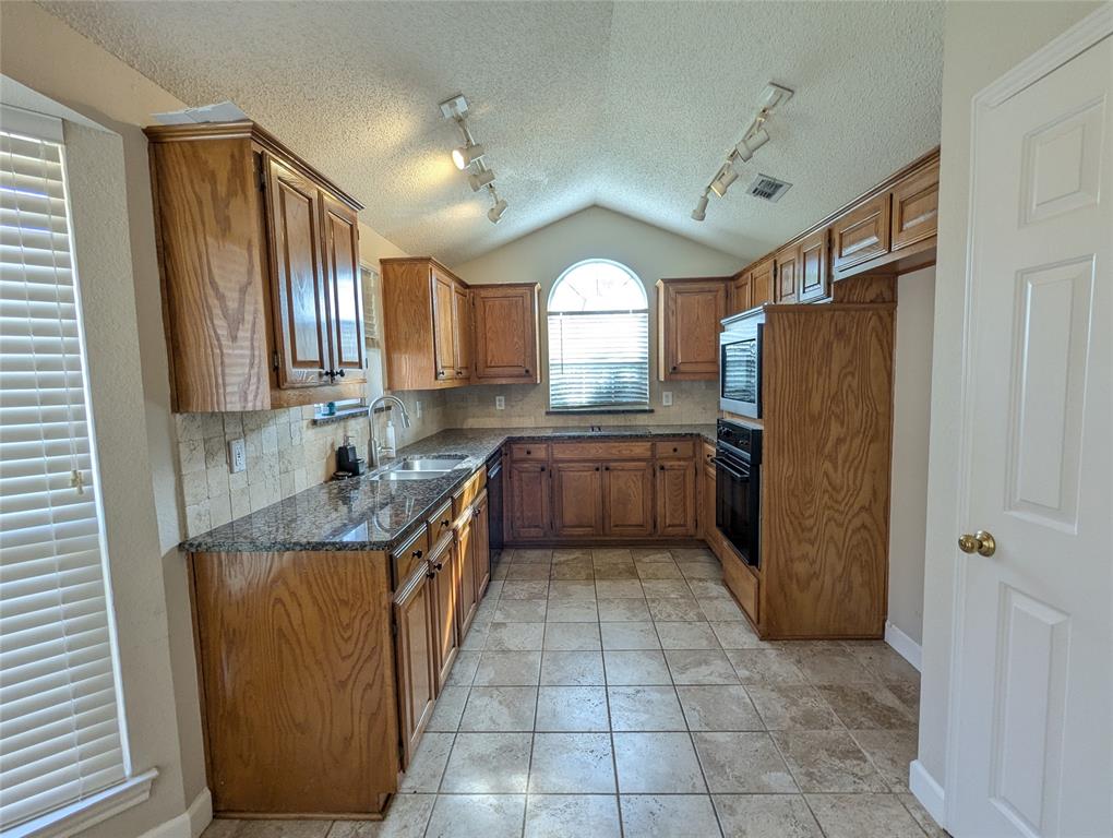 Lloyd Tr 10 - Residential Lease