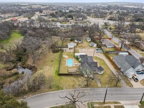 512 N Travis Street Granbury TX 76048