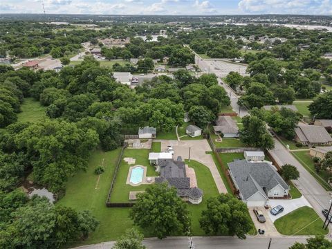 512 N Travis Street Granbury TX 76048