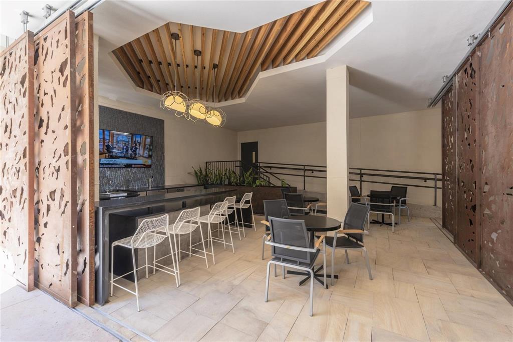 Rreef Domain Lt Q1 & Lt R Sub - Residential Lease