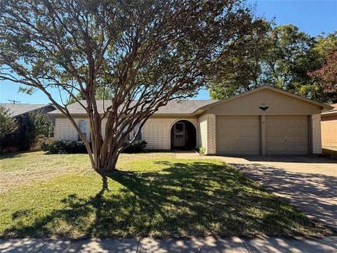 Photo of 417 Linda Drive, Burleson, TX 76028 (MLS # 21418731)