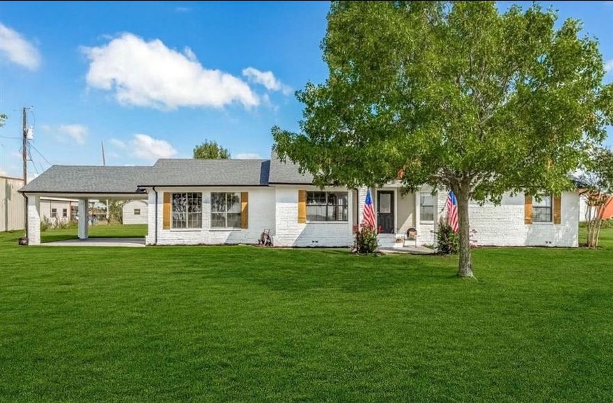 Animal and Business friendly!
Enjoy the peace of country living, just minutes from city conveniences! This beautifully renovated 3 bedroom, 2 bathroom homes sits on over 4 acres in the rapidly growing Van Alstyne area. There are two spacious living areas with hardwood floors and natural light. The kitchen is updated with granite countertops and ample cabinet space. Owner’s suite with a private bath, soaking tub and walk in closet. Plenty of outdoor space that is perfect for animals, gardening or hobby farming. Pet friendly, so bring your horses, dogs or other animals. This is also ideal for home based businesses or contractors who need more outdoor space. Minutes away from top rated Van Alstyne High School. This is a unique opportunity to live and work on your own land while staying close to town. Non smoking, pet deposit required. Renter to pay all utilities.
Limited Service Listing.