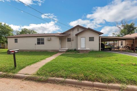 Photo of 920 N 3rd Avenue, Munday, TX 76371 (MLS # 21196763)
