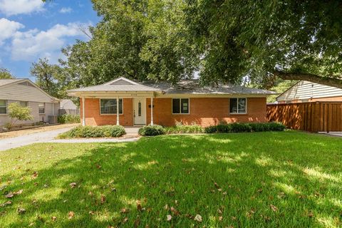 Photo of 3709 Van Ness Lane, Dallas, TX 75220 (MLS # 21225757)