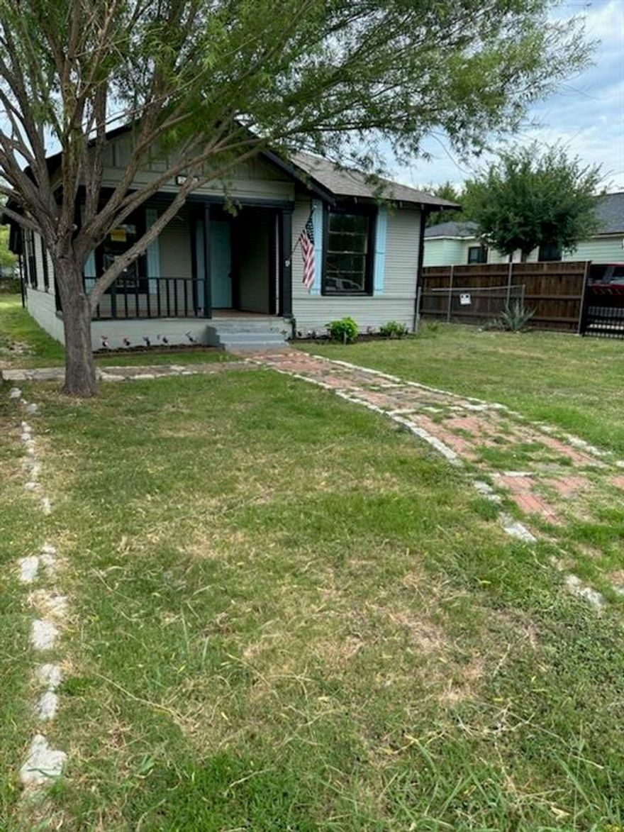 Affordable home with 2 large bedroom and 2 baths. Just minutes from downtown Dallas you can be living and investing instead of wasting money on rent. Now is the time to buy and you can move in quickly. Schedule a Realtor private showing.