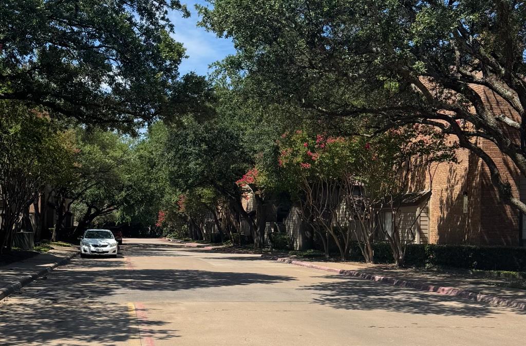 Glen Oaks Twnhms Condo - Residential