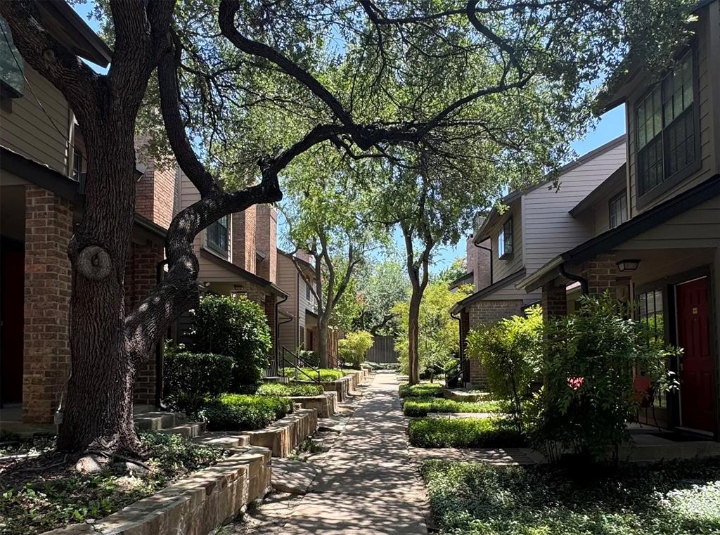 Glen Oaks Twnhms Condo - Residential