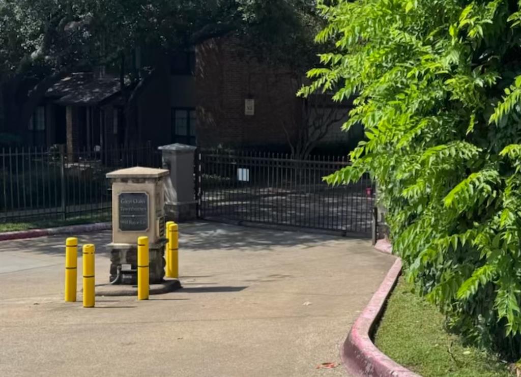 Glen Oaks Twnhms Condo - Residential