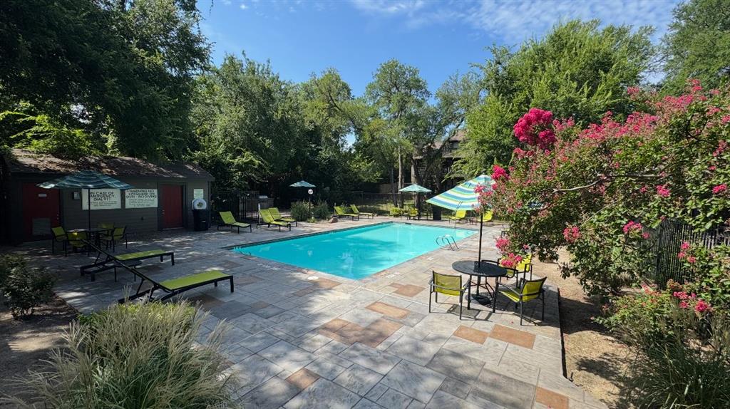 Glen Oaks Twnhms Condo - Residential