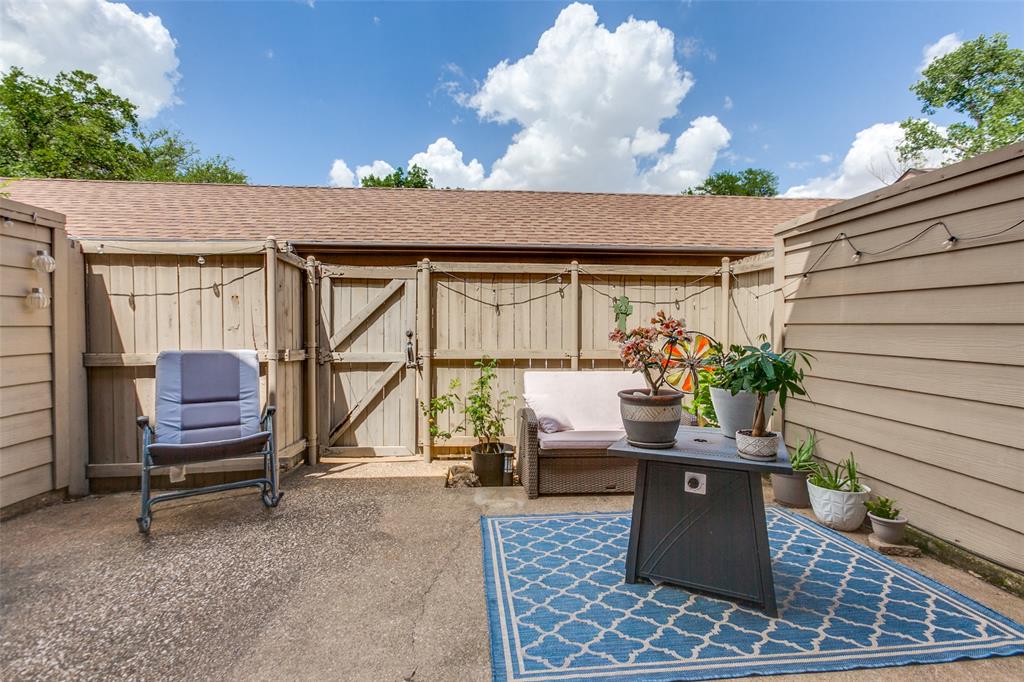 Glen Oaks Twnhms Condo - Residential