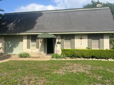 Photo of 3506 Bangor Court E, Irving, TX 75062 (MLS # 21245056)