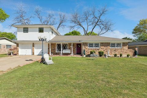 Photo of 5705 Diamond Oaks Drive N, Haltom City, TX 76117 (MLS # 21218548)
