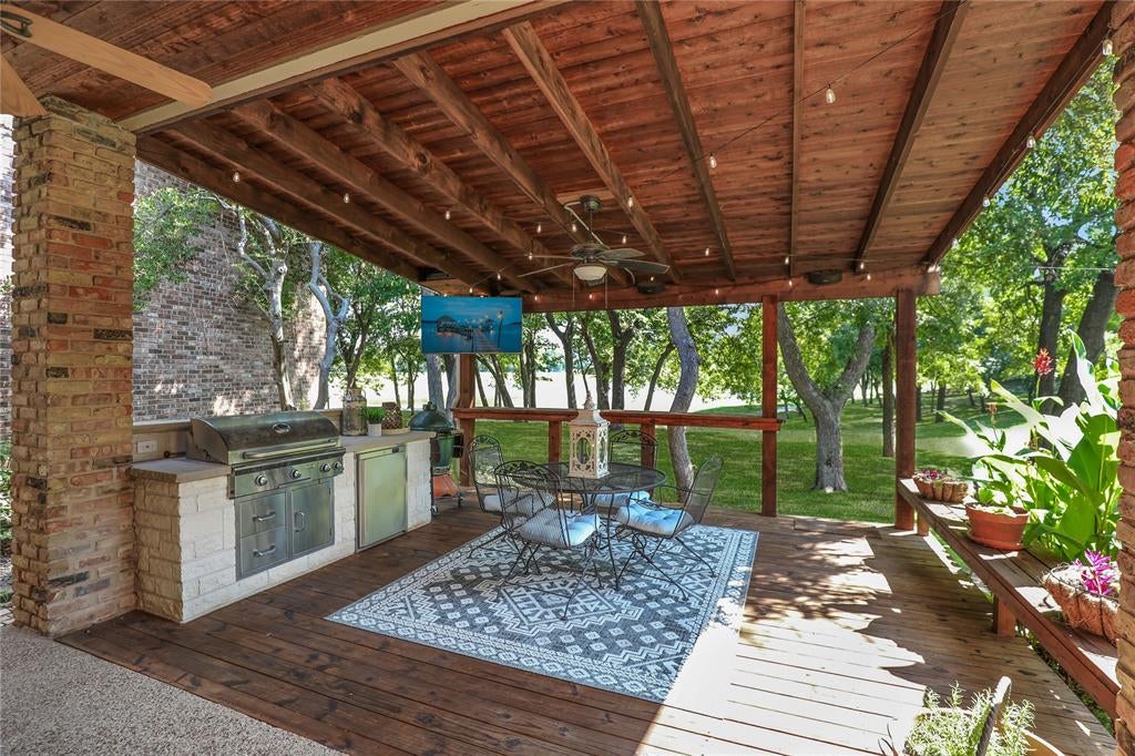 1814 Lakeshore Court
