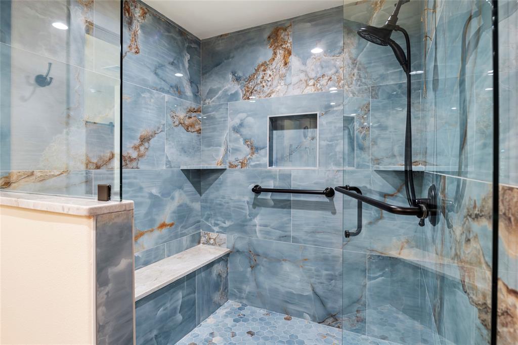 Emerald Sound At Lake Lewisvil - Residential