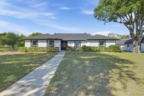 Photo of 316 Oak Valley Drive, Colleyville, TX 76034 (MLS # 21406069)