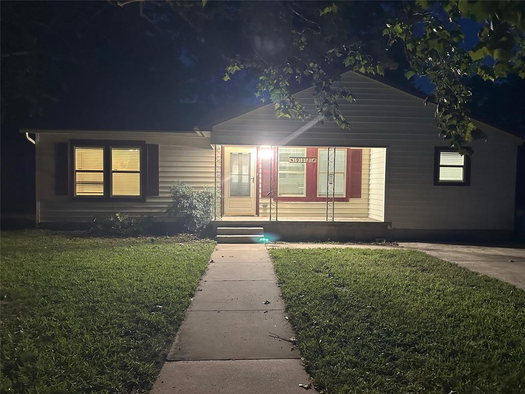 Photo 1 of 20 — 932 Moss, Gainesville, TX 76240