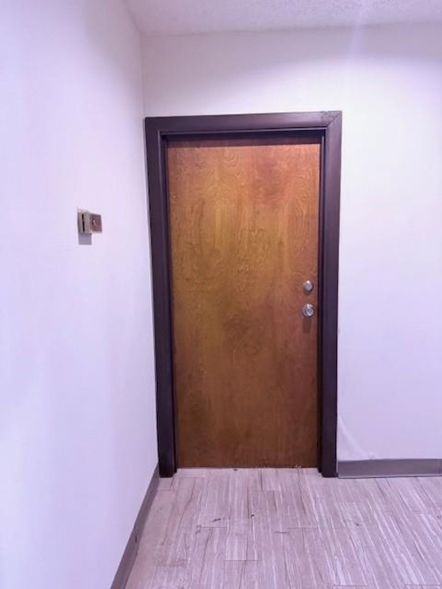 600 SF Split Office Space - Near Building Entry - Private Exterior Access

Available now: a versatile 600 sq ft commercial office suite featuring a split layout ideal for dual offices or a combination of workspace and reception. Conveniently located close to the building entrance with direct private exterior access for ease of entry and exit.

This functional space is perfect for small businesses or professionals seeking privacy and accessibility in a well-maintained building.

Property Features:

600 SF total space with split layout

Conveniently near main building entrance

Private exterior access for added flexibility

Ideal for small offices, consulting, or administrative use

On-site parking and easy client access

Contact listing agent for lease details or to schedule a private showing.