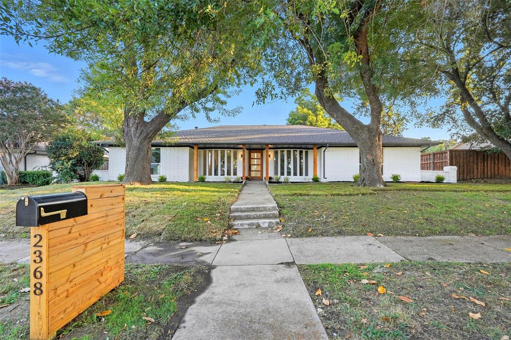 2368 Claridge Circle