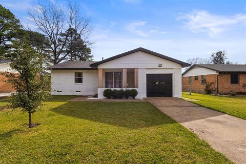 Photo of 206 W Vista Drive, Garland, TX 75041 (MLS # 21127388)