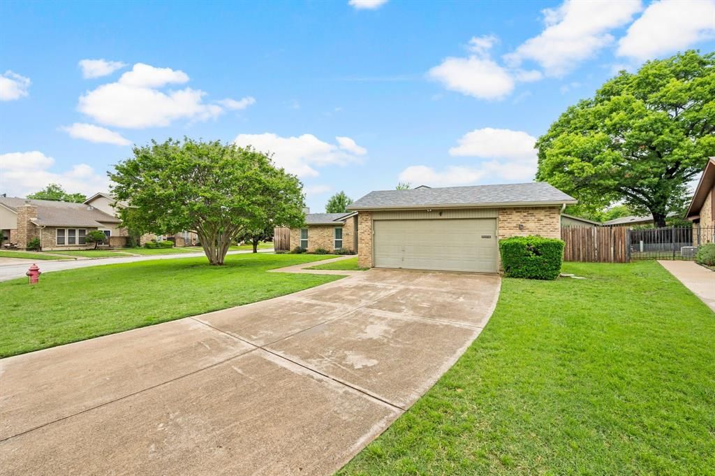 Photo of 901 Shady Creek Lane, Bedford, TX 76021 (MLS # 21247060)