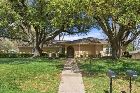 Photo of 2326 Forest Hills Road, Grapevine, TX 76051 (MLS # 21217198)