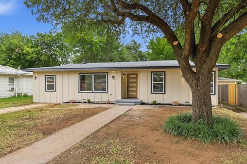 Photo of 711 Drummond Drive, Arlington, TX 76012 (MLS # 21277175)