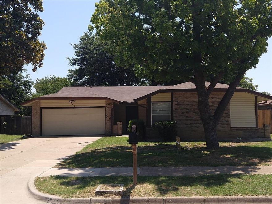 Just recently remodeled and ready for move-in. Located in tree shaded neighborhood near a Park. Big family room with corner fireplace and beamed ceiling. All new wood look flooring throughout. Spacious country style Kitchen with granite counter tops and new sink and fixtures. Baths have been updated with granite counter tops and fixtures and complete up grade. Master has Walk in closet and   full bath. At least one applicant must have minimum 650 credit score to qualify. Combined net monthly income needs to be at least 3.5 times monthly rent. No dogs larger than 20 lbs. Agents see Rental Criteria form in MLS Transaction Desk for more instructions, use TAR Lease Application.