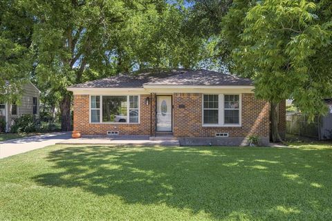 Photo of 1405 Inwood Boulevard, Garland, TX 75042 (MLS # 21328450)