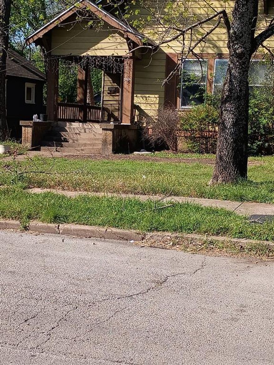 3 bd, 1 bath fixer upper in North Waco. Priced below tax appraisal.  To enter house, pick up key from Charles Spivey Real Estate office, 4117 Roselawn (next to UHaul on Valley Mills Dr).