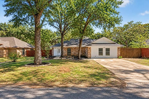 Photo of 325 Berry Lane, Shady Shores, TX 76208 (MLS # 21422544)