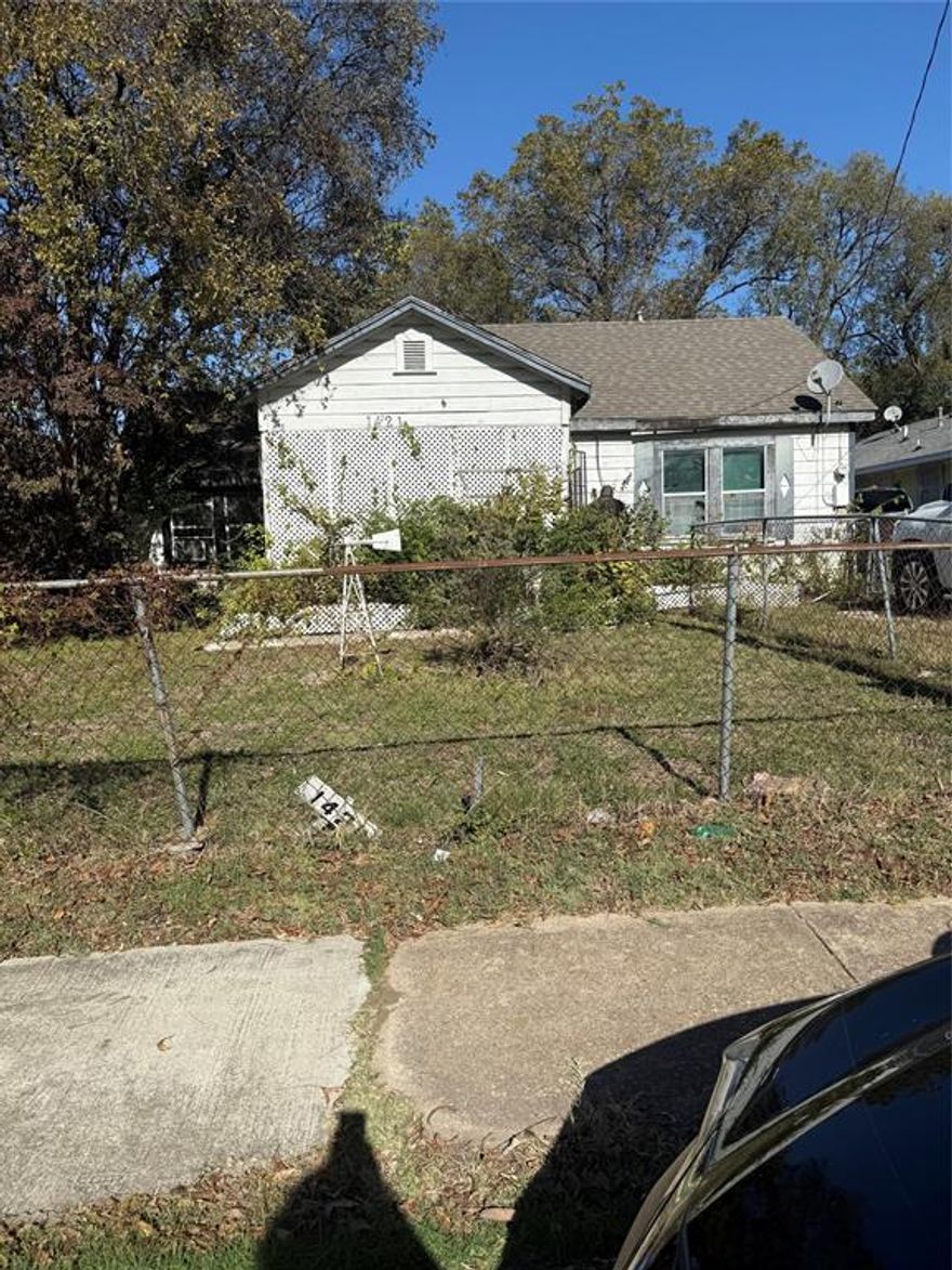 Investment property. CASH ONLY. Detached workshop. Large yard. .22 acres. 
View property before making offer. NO BLIND OFFERS. No option period. No survey.
In receivership. Please use North Texas Family Lawyers title company Lewisville. Please do not change. No assigns