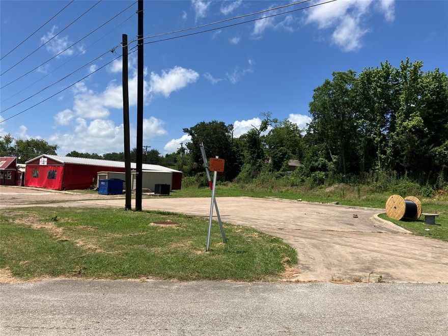 On a corner lot, Property is zoned commercial.  Additional lot next door if needed.  All utilities are on property.  This property is the northern half of Property ID R000008209     approximately .28 acres.  Ready for your business.