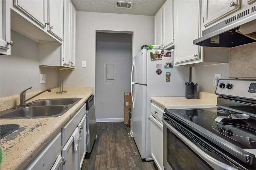 4502 Gaston Avenue 320