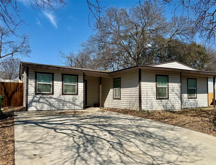 Move-in-ready home, Owner finance  or private financing available with 20% down 
Fresh paint through out and new flooring, ample backyard to enjoy outside activities, easy commute to freeways and shopping