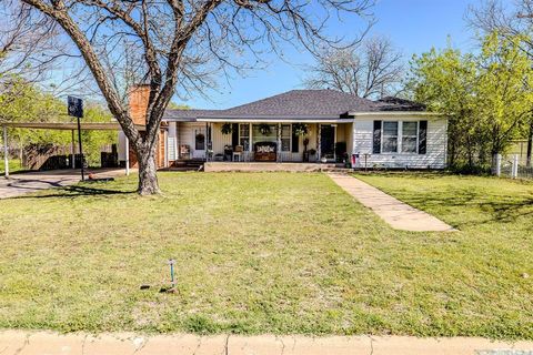 1317 1st St Graham TX 76450