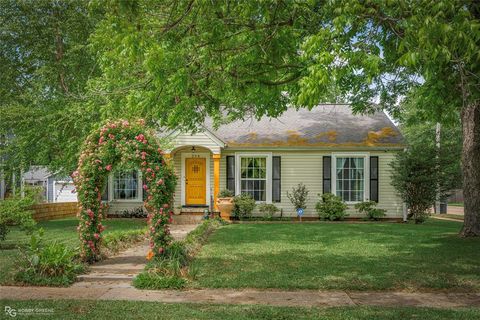 Photo of 258 Carrollton Avenue, Shreveport, LA 71105 (MLS # 21246744)