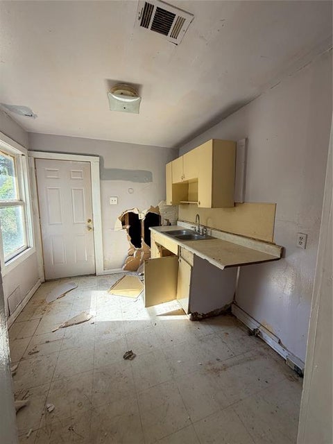 Tiny photo for 4916 Rightway Avenue, Shreveport, LA 71108 (MLS # 21396989)