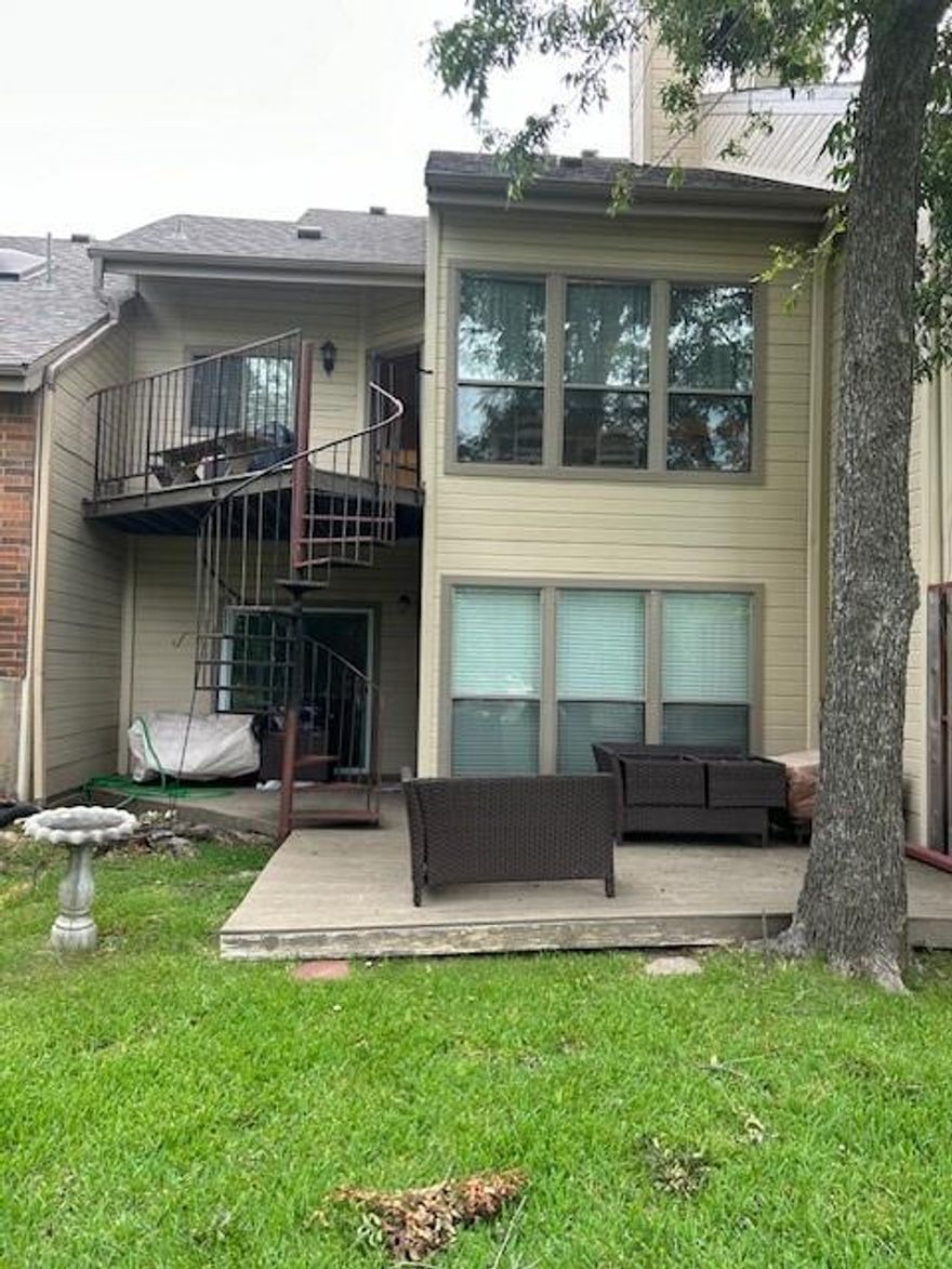 BEAUTIFUL WELL MAINTAINED CONDO,  TREX UPPER AND LOWER DECKS, VERY WELL MAINTAINED, BACKS UP TO GREENBELT, TILE COUNTERTOP,  STACKED WASHER AND DRYER,  OUTSIDE MAINTENANCE RESPONSIBILITY OF THE HOA.  CLOSE TO SHOPPING AT THE TOWN CENTER IN SHERMAN,  POTTSBORO SCHOOLS,  CLOSE TO A NUMBER OF MARINA'S AND BOAT LAUNCHES.  BOAT AND TRAILER STORAGE AREA,  TRASH DUMPSTERS LOCATED BY THE MAINTENANCE BUILDING. 

COME AND ENJOY THE LEISURE LIVING AT IT'S FINEST.