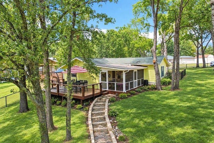 Photo 1 of 20 — 176 Bayside Circle, Malakoff, TX 75148