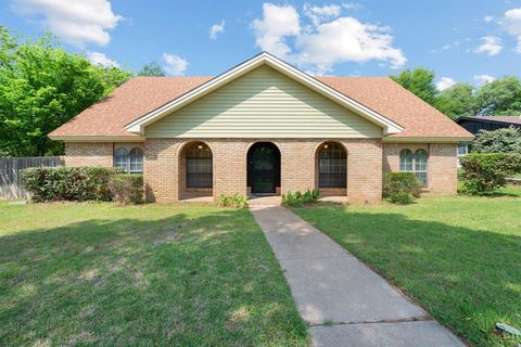 Photo of 1602 Wagon Wheel Trail, Pantego, TX 76013 (MLS # 21245643)